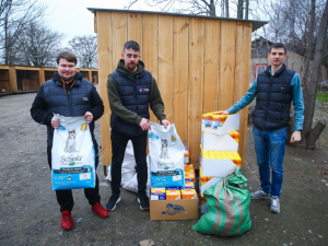 Волонтери запорізького підприємства допомагають притулку з евакуйованими із зони бойових дій тваринами