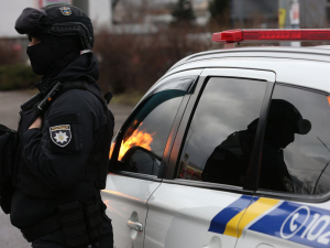 Під ударами дронів-камікадзе -  поліцейські евакуювали шістьох мешканців Приморського (відео)