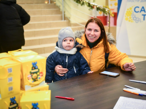 У Запоріжжі діти-переселенці отримують солодкі подарунки до новорічних свят