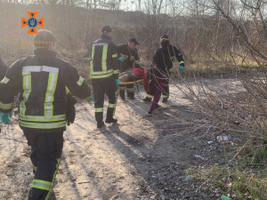 Як у Запоріжжі рятували чоловіка, який впав на арматуру у люк теплотраси - фото