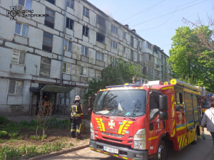 Винесли на вулицю та передали лікарям - мешканка Запоріжжя ледь не загинула через куріння на дивані