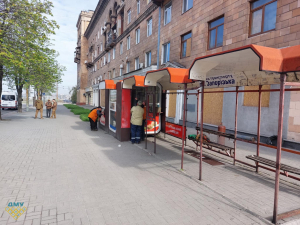 У Запоріжжі комунальники прибрали незаконну споруду з центрального проспекту (фото, відео)