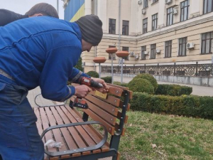 «Тут міг сидіти той, хто віддав за нас своє життя»: в центрі Запоріжжя на лавах встановили пам’ятні таблички (фото, відео)