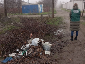Звалище на вулиці - у Запоріжжі екологи натрапили на скупчення сміття просто неба 