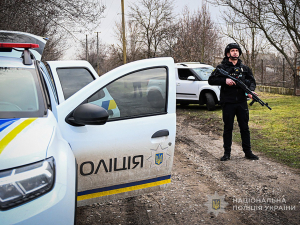 Запорізький поліцейський вистежує ворожі дрони під час евакуації у Юрківці