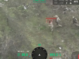 Бійці ГУР ведуть полоненого окупанта, якого захопили на Запорізькому напрямку