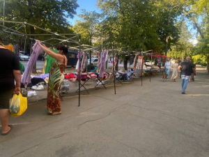 Підприємці перетворили вулицю на ринок – у Запоріжжі мешканці району поскаржились на стихійну торгівлю