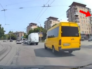 Вручили постанову "герою" з відео - у Запоріжжі патрульні відшукали маршрутника, який порушив правила