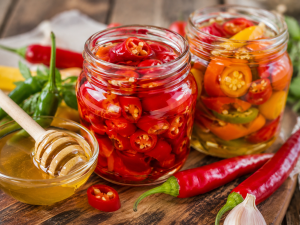 Маринований гострий перець на зиму: два рецепти