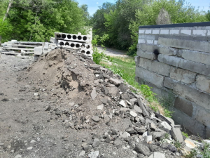 У Запоріжжі співвласники гаражів одного з кооперативів викидали будівельне сміття прямо на газон - фото