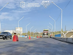  Асфальтують останню смугу — у Запоріжжі продовжується оновлення Аркового мосту (фото)