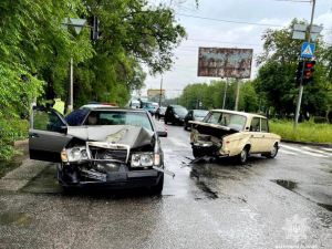 У центрі Запоріжжя зіткнулися автівки: водію стало зле за кермом