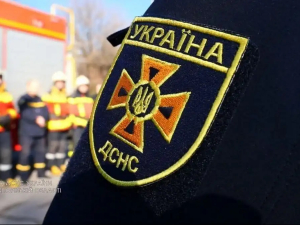 Не витримала крига - запорізькі рятувальники витягли рибалку, який провалився під лід (фото)