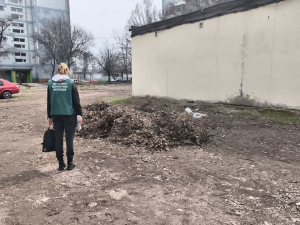 Відходи у дворі: у Запоріжжі екоінспектори знайшли стихійне звалище біля житлового будинку 
