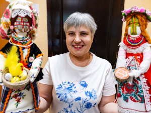 Творчість, що рятує: як фахівчиня Запоріжсталі створює ляльки-мотанки у вишиванках