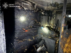 Вночі у запорізькій багатоповерхівці згоріла квартира - в оселі була дитина (фото)