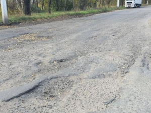 В Запорожье ремонтируют дорогу, которую разбили большегрузы
