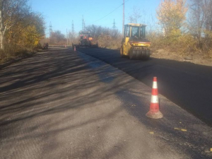 На дорогах двох вулиць Запоріжжя поклали новий асфальт - фото