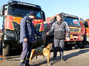 Розміновував школи, дитсадки та залізничні станції - у Запоріжжі зворушливо провели пса-сапера на заслужений відпочинок (фото, відео)