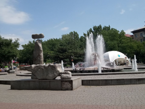 Як виглядає влітку знаменитий запорізький вернісаж біля фонтану - фото