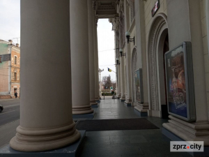 У головному театрі Запорізької області відкрили фотогалерею портретів акторів та інших співробітників