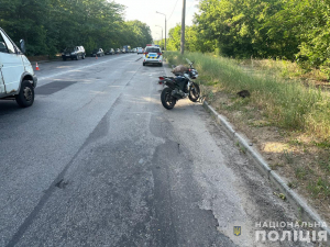 На Хортиці мотоцикліст збив пішоходів, вони у тяжкому стані - подробиці ДТП