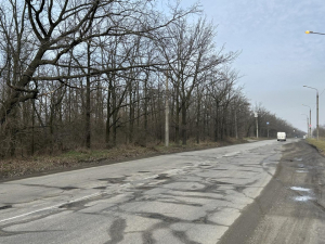 На дорозі, що йде через Хортицю, утворилися великі ями - водії звертаються до суду