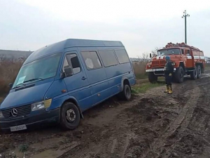 На "дорозі життя" в Запорізькій області застрягли мікроавтобуси - фото