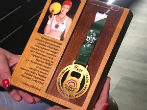 У Запоріжжі багаторазова чемпіонка світу вручила свою золоту медаль бойовому командиру - фото
