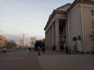 Кожен ранок біля Запорізької обласної філармонії грають Гімн України на акордеоні - відео