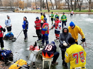 Запоріжці грають у хокей на замерзлому озері в центральному парку - фото