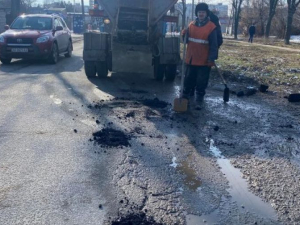 В одном из районов Запорожья ремонтируют центральные дороги - фото, видео