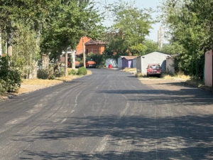 У Комунарському районі оновлюють асфальт на дорогах – де саме (фото)