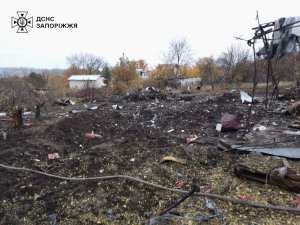 Авіабомба впала поряд з будинком — у Запорізькому районі поранено двох чоловіків (фото)