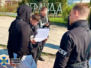 Запоріжець за гроші оформлював підробні медичні довідки - СБУ прикрила канал втечі "ухилянтів" за кордон