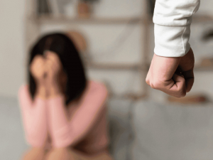 Знущався впродовж року - в Запоріжжі чоловік отримав вирок за систематичне насильство над сестрою