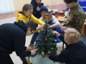 Рятувальникам, які працюють у зоні бойових дій, подарували новорічну ялинку - фото