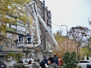 Могла впасти будь-якої миті - у Запоріжжі врятували людей від металевої труби, що звисала з даху (фото)