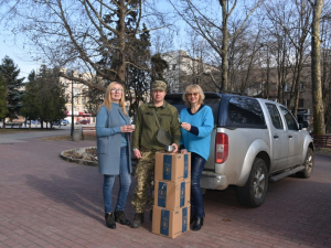 У Запорізькій обласній філармонії передали військовим чергову партію окопних свічок