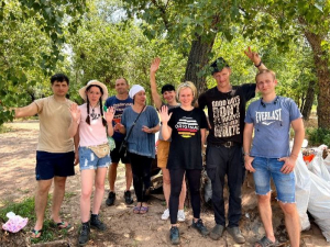 Прибирали навіть діти: у Запоріжжі відбулася чергова екотолока на березі Дніпра - фото