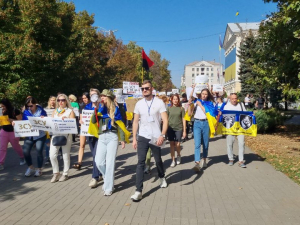 Гроші на ЗСУ: в Запоріжжі сотні містян вийшли на мирний мітинг - відео