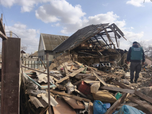 Замість будинку — суцільні руїни: у Запоріжжі екологи обстежили місце ураження російським дроном (фото)