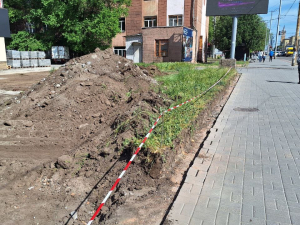 Знищили клумбу, щоб збудувати стоянку - на центральному проспекті Запоріжжя розпочали незаконні земельні роботи