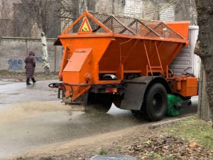 Як запорізькі комунальники борються з ожеледицею - фото