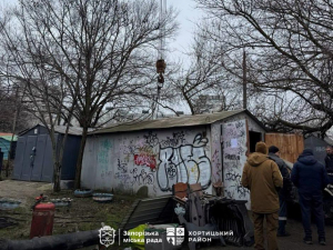 Власник усе проігнорував - у Запоріжжі після кількох попереджень знесли незаконну споруду (фото)