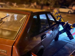 У Запоріжжі п’яний водій на легковому авто наїхав на протитанковий їжак - фото