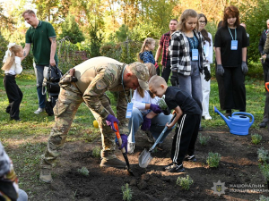 У запорізькому ботанічному саду ветерани війни разом із молоддю висадили лаванду (фото)