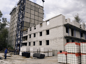Майже звели стіни третього поверху - в Запоріжжі триває відновлення двох багатоповерхівок на вулиці Запорізькій (фото)