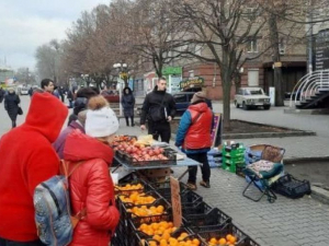 На "стометрівці" біля популярного запорізького ринку незаконно торгували мандаринами та ковбасою - фото