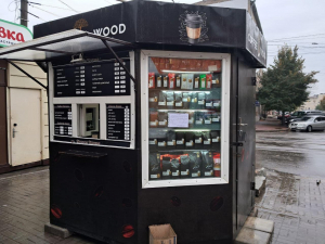 Кава та смаколики у недозволеному місці – у Запоріжжі знесли незаконний кіоск